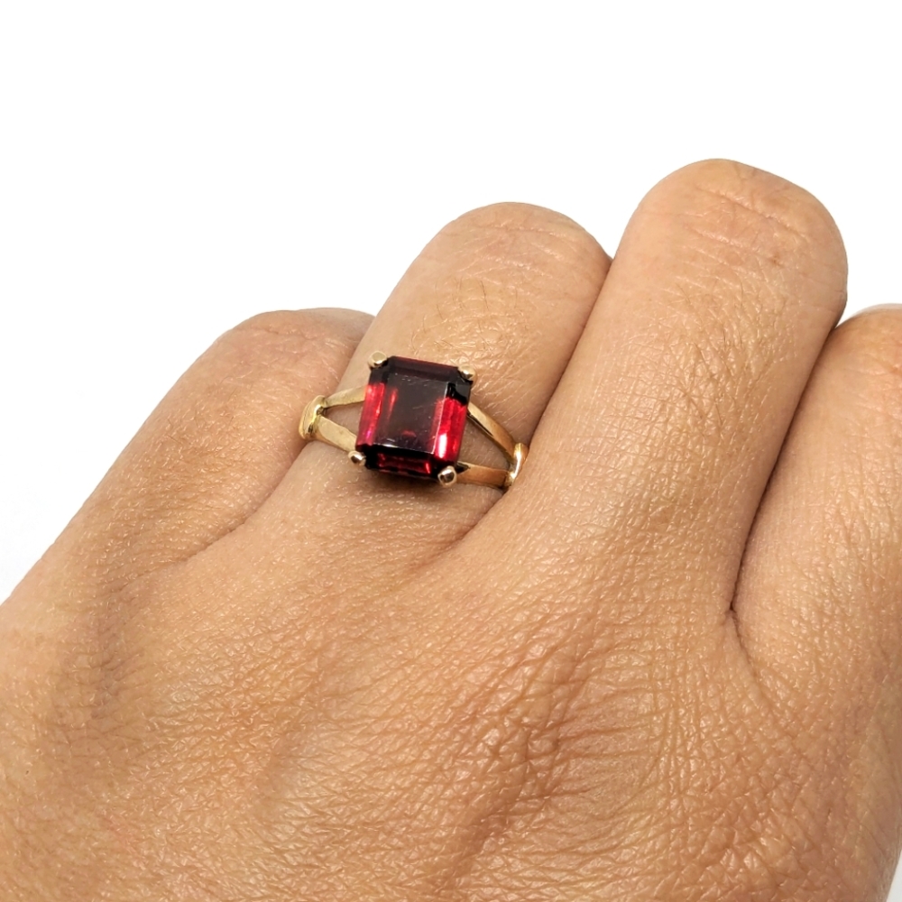 18kt solid gold garnet ring